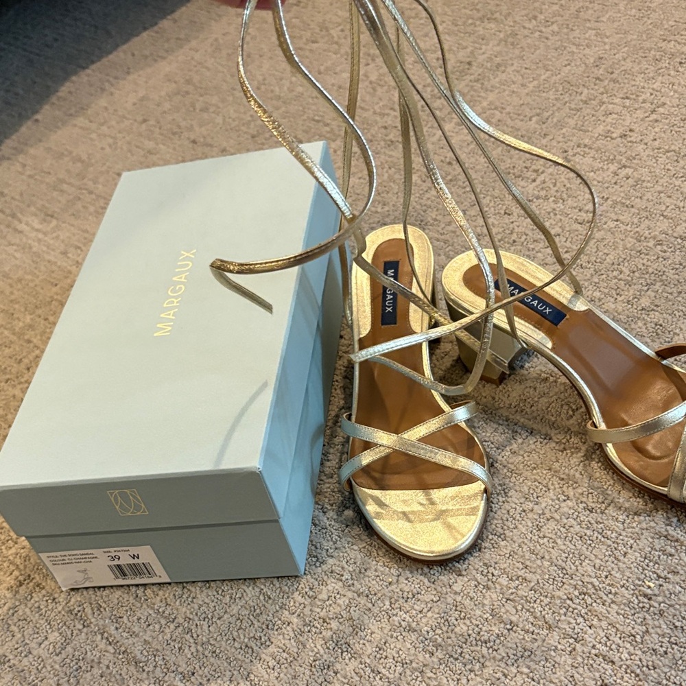 Margaux Soho sz 39W low heel champagne Gold Strappy Sandals